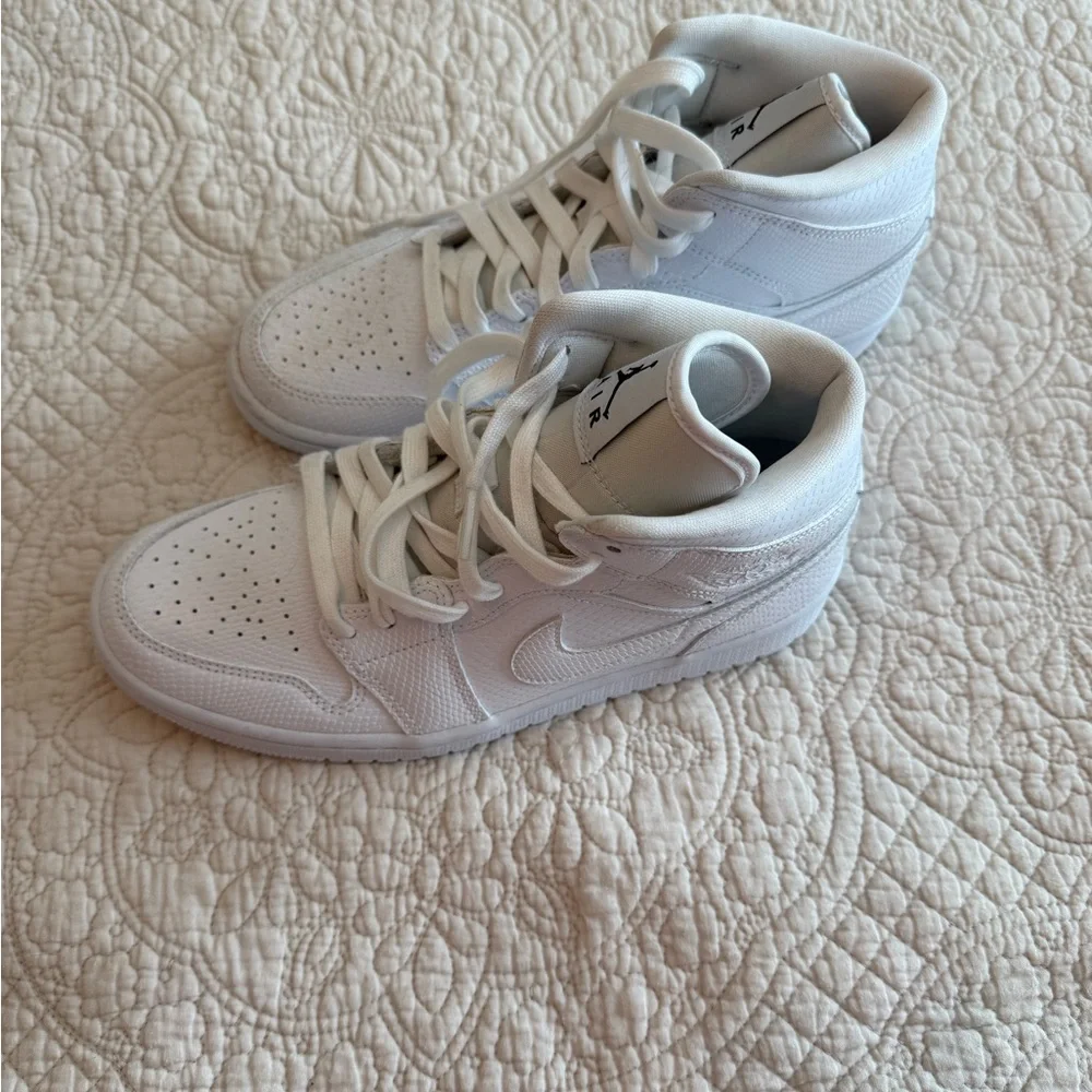 Air Jordan 1 Mid Snake Skin White Woman's - Picture 1 of 4